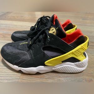 Nike Air Huarache “Go the Extra Smile” Woman’s Shoes - Size 7